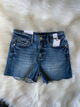 Load image into Gallery viewer, Judy Blue Scallop Fray Hem Shorts
